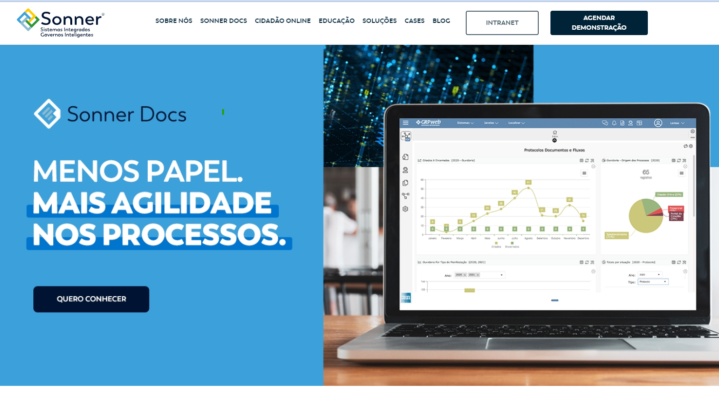 um ebook em um tablet e uma xícara de café ao fundo