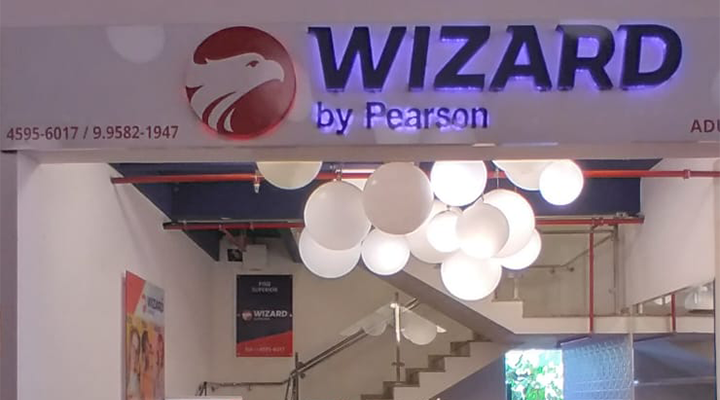 uma imagem de jovens conversando em uma mesa